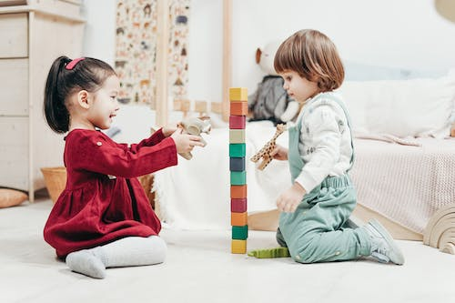 Toddlers-playing-with-blocks